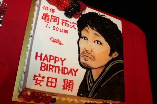 安田顕を祝ってバースデーケーキが登場