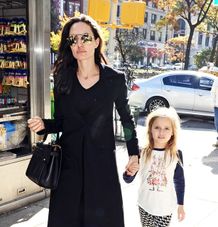 娘のヴィヴィアンと歩くアンジェリーナ・ジョリー