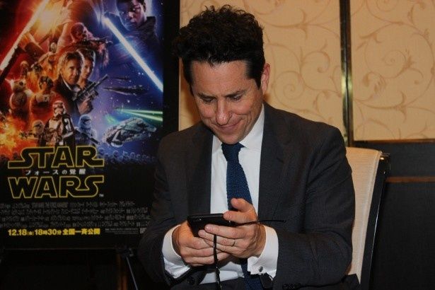 ケイタイでBB-8の撮影ショットを探してくれたJ.J.エイブラムス監督