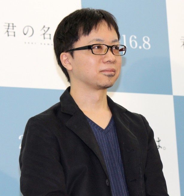 会見に登場した新海誠監督