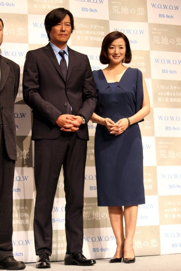 【写真を見る】豊川悦司と鈴木京香の画になる全身ショット