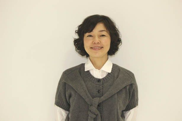 【写真を見る】「撮影のために、おばさんパーマをかけました」と語る小林
