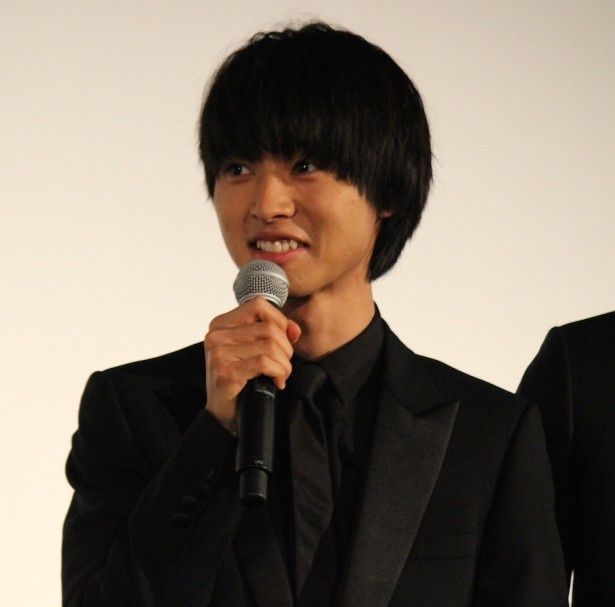 手紙をもらって笑顔の山崎賢人