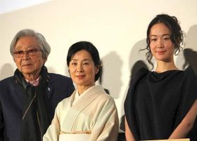 『母と暮せば』の初日舞台挨拶が開催された