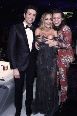 花柄スーツと胸タッチで炎上してしまったハリー・スタイルズ