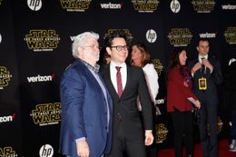 『スター・ウォーズ/フォースの覚醒』のワールド・プレミアに登場したジョージ・ルーカスとJ.J.エイブラムス監督