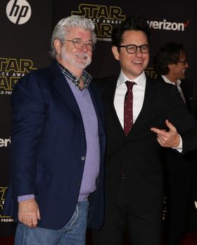 『スター・ウォーズ　フォースの覚醒』のプレミアに登場したジョージ・ルーカスとJ.J.エイブラムス