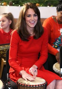 パーカッションでクイーンの「ウィ・ウィル・ロック・ユー」を演奏したキャサリン妃