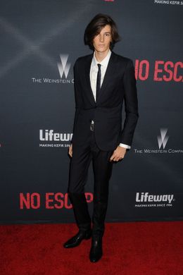 バーバリーのモデルに選ばれたピアース・ブロスナンの息子ディラン