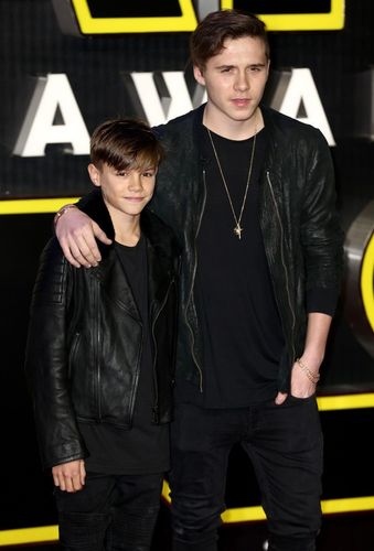 ベッカム家長男と次男、皮ジャンでSW新作プレミアに