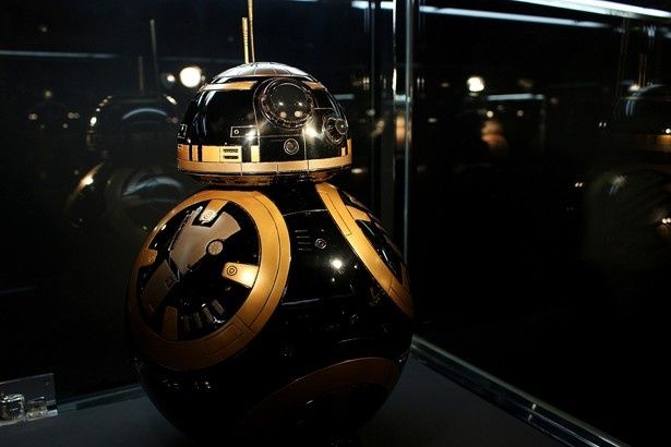 輪島漆塗でコーティングされたダークなBB-8