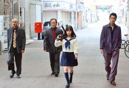 映画初主演で女子高生組長・星泉役を演じる橋本環奈