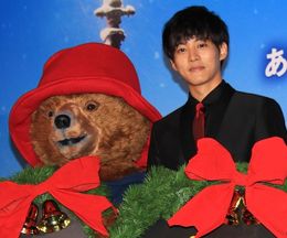 松坂桃李、ドジっ子＆モフモフパディントンとすっかり仲良し！