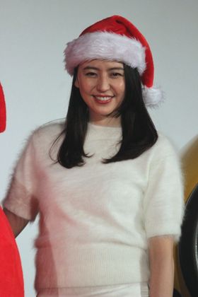 長澤まさみがサンタ帽で登壇