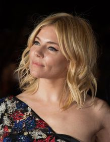 元恋人ジュード・ロウの息子ラファティ・ロウ一緒にパーティをしている写真を撮影されたシエナ・ミラー