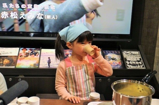 【写真を見る】作ったみそ汁を自分で飲んじゃう赤松えみな