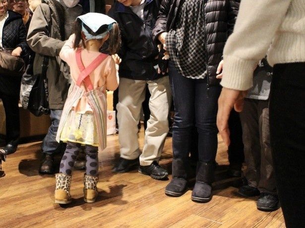 来場者一人一人にみそ汁を手渡した