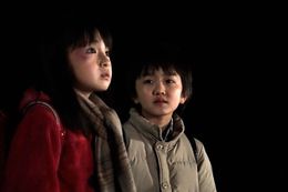 子ども時代の雛月加代と悟に扮した鈴木梨央と中川翼