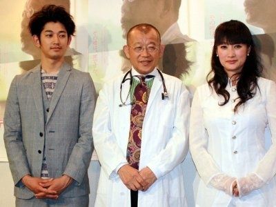 左から：瑛太、笑福亭鶴瓶、余貴美子
