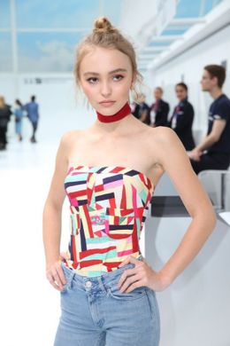 シャネルの顔も務めているジョニー・デップとヴァネッサ・パラディの娘、リリー・ローズ