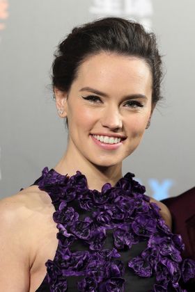 『スター・ウォーズ/フォースの覚醒』で主人公レイを演じたデイジー・リドリー