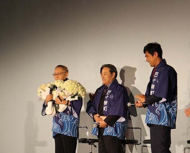 監督は大量の花を抱えて「何か棺桶に入っているような」と照れ隠しのコメント