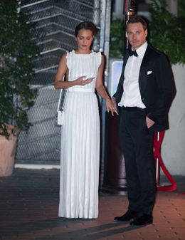 堂々と手をつないでいるところを撮影されたマイケル・ファスベンダーとアリシア・ヴィキャンデル