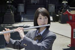 フルートを華麗に奏でる森川葵