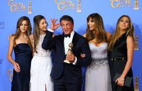 『クリード　チャンプを継ぐ男』でゴールデン・グローブ賞助演男優賞を受賞したシルヴェスター・スタローンと家族たち