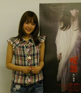 「呪怨 白い老女」のポスターがなんとも言えない怖さを出している