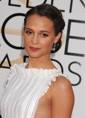 白のドレス姿が絶賛されたアリシア・ヴィキャンデル