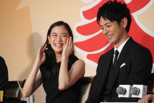 【写真を見る】屈託ない表情で笑う妻夫木聡と蒼井優