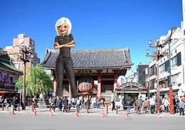 雷門にそびえる!?『モンスターVSエイリアン』のヒロイン、スーザン