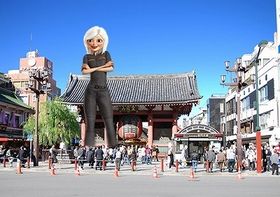 雷門にそびえる!?『モンスターVSエイリアン』のヒロイン、スーザン