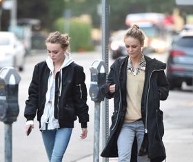 そっくりな姿で出歩くリリー・ローズと母ヴァネッサ・パラディ