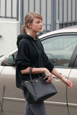 ラフな姿で出歩くテイラー・スウィフト