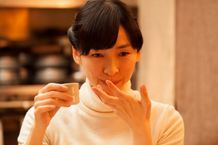居酒屋の若女将を演じた麻生久美子