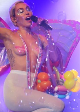 マイリー・サイラスがウディ・アレン監督とタッグで新TVシリーズに出演！