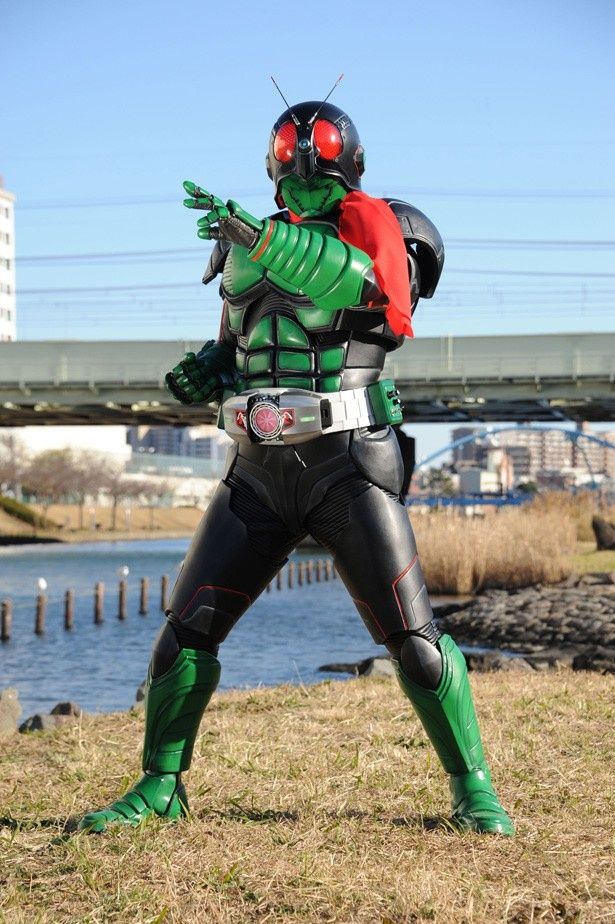 【写真を見る】こちらが新しい仮面ライダー1号。長年に渡り世界各地で激戦をくぐり抜けたため、過去の面影を残しつつも変貌を遂げている