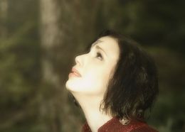 主人公・カラが顔を上げ、空を見上げるメインビジュアル