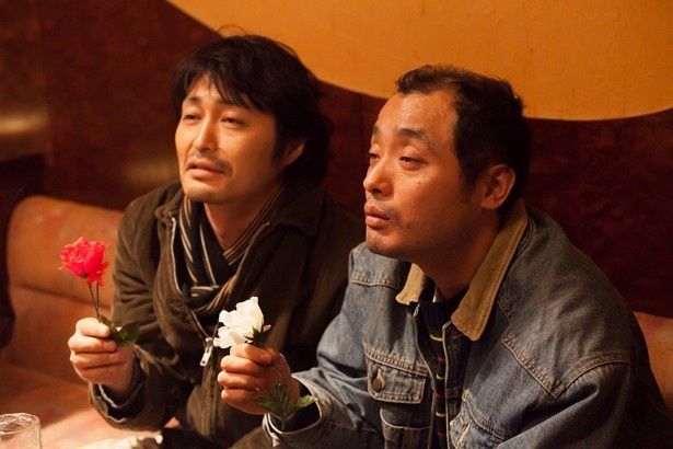 脇役仲間の宇野（宇野祥平）と酒を酌み交わす亀岡