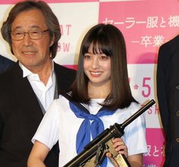機関銃を持ってポーズを決める橋本環奈