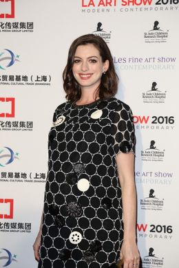 今春に第一子を出産予定のアン・ハサウェイ	