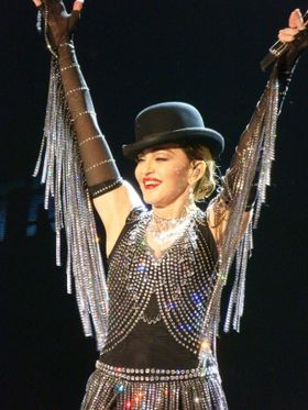 危うく転倒しそうになったマドンナ