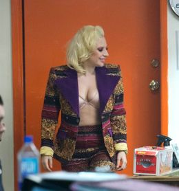 ボウイのタトゥーを刻むため、タトゥーショップを訪れたガガ