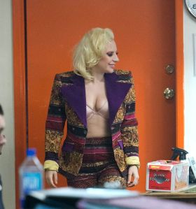 ボウイのタトゥーを刻むため、タトゥーショップを訪れたガガ