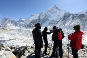 岡田准一自身が ロケ中に撮影した写真の展示ほか、高度5200m級の世界が広がるパネル展示も