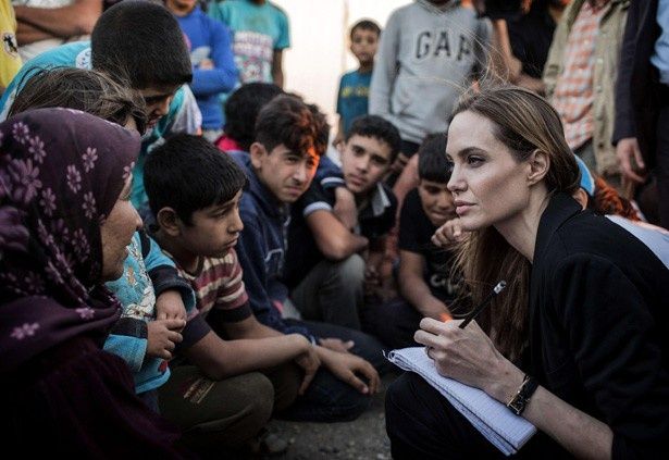 UNHCRの特使として慈善活動に励んでいるアンジー