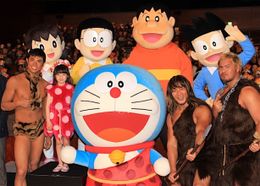 完成披露舞台挨拶で“ウンタカダンス”を披露！