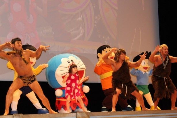 “ウンタカダンス”を披露